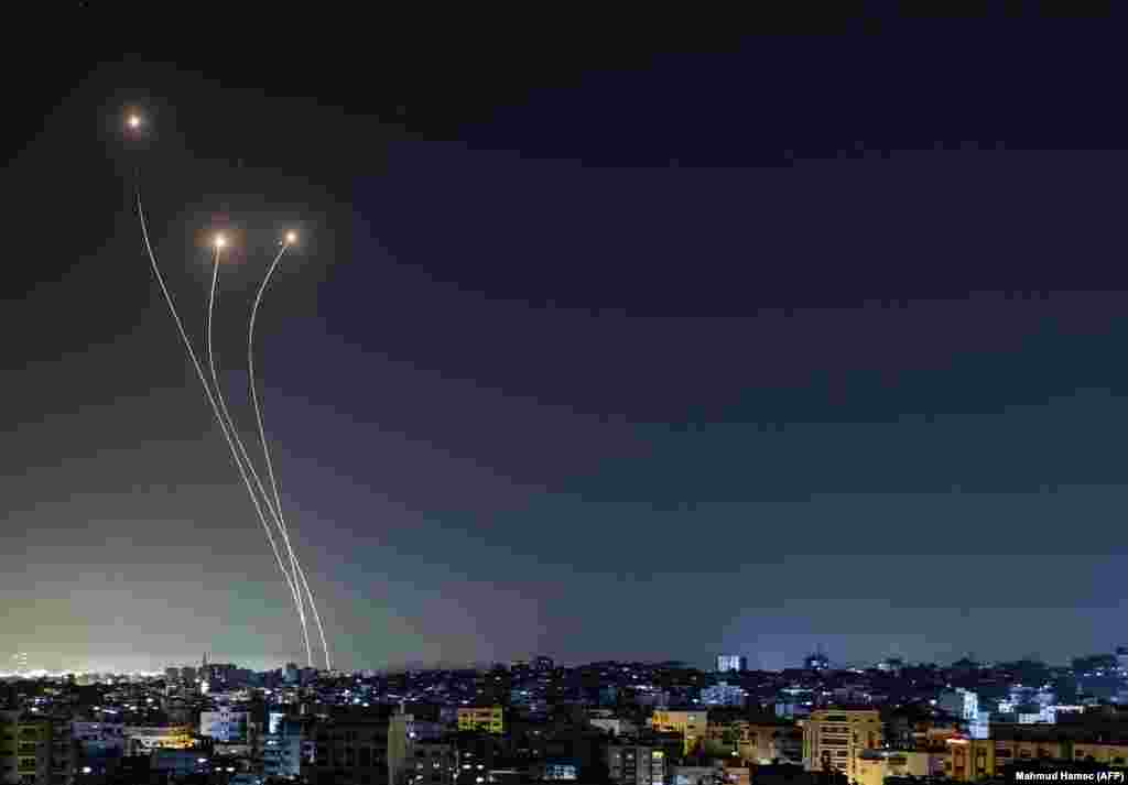 Shkëndija shfaqen në qiell teksa Kupola e Hekurt, sistemi antiraketor i Izraelit, shkatërron raketat e lëshuara nga Rripi i Gazës, në orët e hershme të 17 majit 2021.&nbsp; Aeorplanët luftarakë izraelitë kanë bombarduar Rripin e Gazës gjatë natës, kanë thënë dëshmitarët në enklavën palestineze, nga ku grupet e armatosura kanë lëshuar raketa drejt shtetit hebraik.