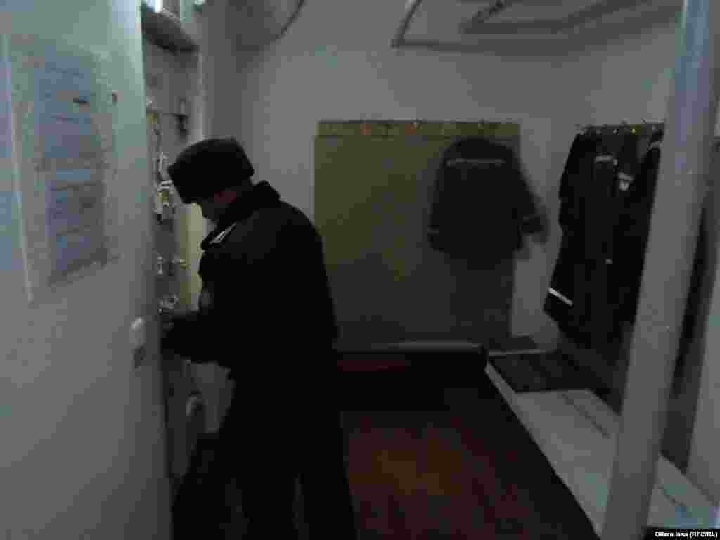 Қатаң режимдегі түрмеде жазасын өтеушілер үш тәртіптегі камерада отырады. Олар - қатаң, дағдылы және жеңілдетілген тәртіптегі камералар. Суретте: түрме қызметкері камера есігін ашып жатыр. 