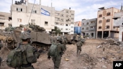 Soldați israelieni participă la o operațiune terestră în cartierul Shijaiyah din orașul Gaza, vineri, 8 decembrie 2023.