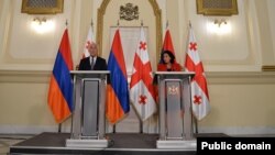 Президент Армении Ваагн Хачатрян (слева) и президент Грузии Саломе Зурабишвили, Тбилиси, 30 мая 2022 г. (Фотография - пресс-служба президента Армении)