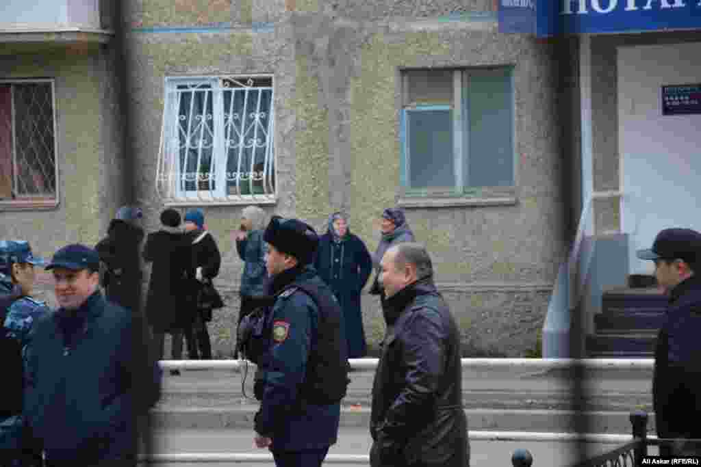 Рядом со зданием суда в день предварительных слушаний были замечены родственники подсудимых (на заднем плане). Они отказались давать какие-либо комментарии журналистам.