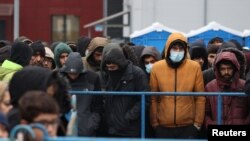 Хора чакат да влязат в склада в логистичния център Брузги