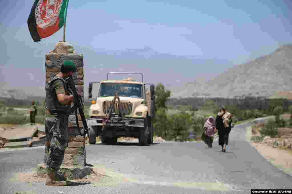 Një ushtar afgan shikon nga një pikë kontrolli në provincën Laghman, më 8 korrik, pas raporteve se forcat afgane të sigurisë e pastruan zonën nga militantët talibanë. 