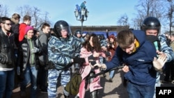 Задержание одной из участниц акции протеста в Москве 26 марта