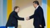 Тодішні президент України Віктор Янукович (праворуч) та міністр юстиції Олександр Лавринович вітаються на Всеукраїнських зборах юристів у Києві. 5 жовтня 2010 року