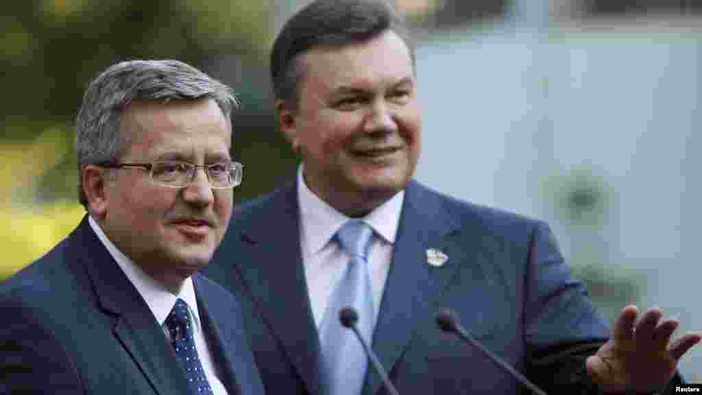 Ukrainanyň prezidenti Wiktor Ýanikowiç (sagda) we onuň polşaly kärdeşi Bronislaw Komorowski final oýnunyň öňüsyrasynda, Kiýew.
