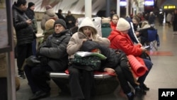 Ուկրաինա - Կիևի բնակիչները հրթիռակոծության ընթացքում պատսպարվել են մետրոպոլիտենի կայարանում, 31-ը դեկտեմբերի,2024թ.