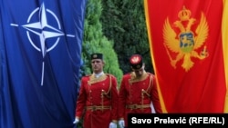 Zastave NATO i Crne Gore na Cetinju