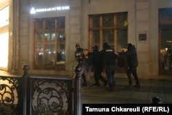 Полицейские хватают участника протеста. 29 ноября