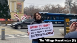 Одиночный пикет журналиста Руслана Бикетова в Алматы. 19 января 2025 года. Фото: The Village Kazakhstan