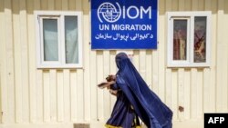 یک زن مهاجر افغان در نزدیک دفتر سازمان بین المللی مهاجرت در پاکستان - منبع تصویر: AFP