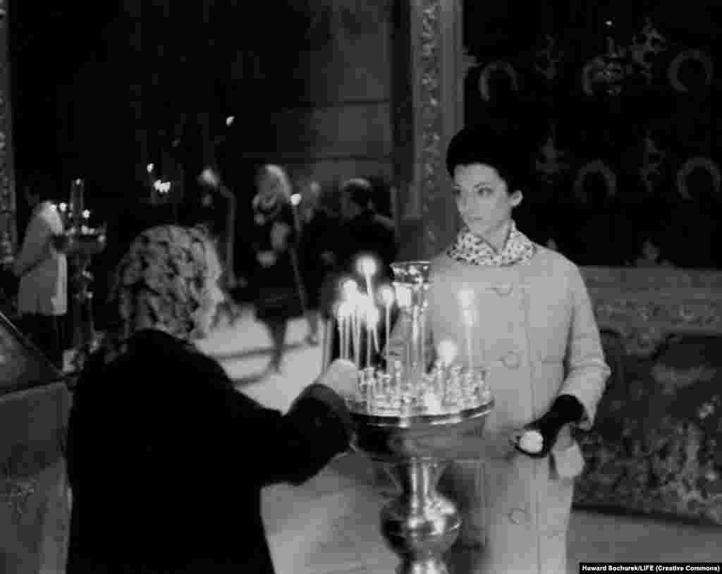 Церковь в СССР не поощрялась, но и не репрессировалась после смерти Сталина. В 2009 году Кука Денис вспоминала о поездке в СССР: "Я была счастлива побывать там... Открыть другой мир, который я сама бы не увидела". 