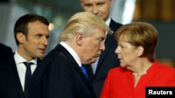 Francuski predsjednik Emmanuel Macron(L), američki predsjednik Donald Trump i njemačka kancelarka Angela Merkel na NATO sumitu u Briselu 25. maja 2017.