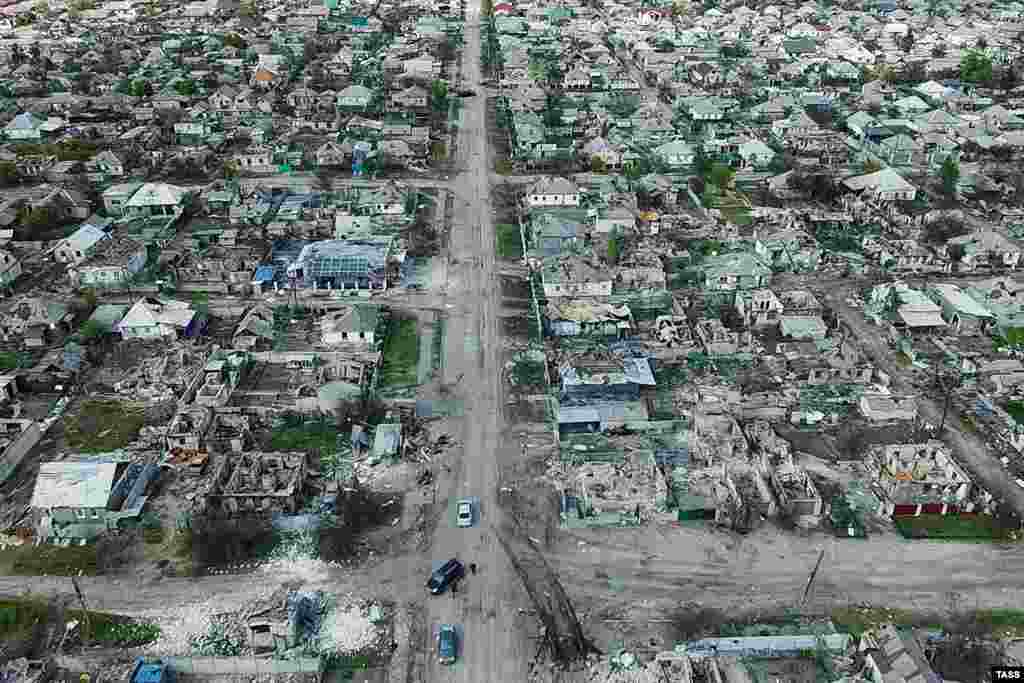 Një foto e realizuar me dron më 1 maj në perferi të Rubizhne, në rajonin lindor të Ukrainës, në Luhansk, që u dëmtua rëndë nga luftimet. 