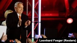 Orbán Viktor miniszterelnök 2022. április 3-án az újabb választási győzelmét ünnepli.