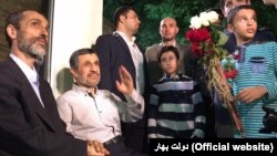 استقبال جمعی تیم احمدی نژاد از بقایی پس از آزادی وی از زندان (۴ مرداد ۱۳۹۶) 