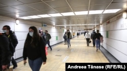 Sub planșeul Piața Unirii și sub Dâmbovița se află stațiile de metrou Unirii 1, Unirii 2 și pasajul pietonal dintre acestea.