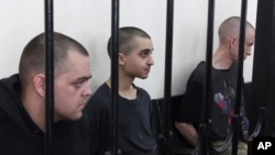 Иностранные военнослужащие ВСУ во время судебного процесса в "ДНР" – британцы Шон Пиннер и Эйден Аслин, а также марокканец Саадун Брагим (посередине)