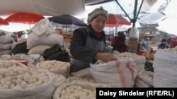 Gyrgyzystanyň paýtagty Bişkekdäki bazarda, 4-nji noýabr.