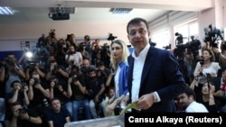 اکرم امام اوغلو، نامزد مخالفان اردوغان در دور پیشین انتخابات هم برنده شده بود ولی انتخابات با فشار حزب حاکم باطل شد. 