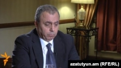Հայաստանի նախագահի թեկնածու Հրանտ Բագրատյանը հարցազրույց է տալիս «Ազատություն» ռադիոկայանի հայկական ծառայության տնօրեն Հրայր Թամրազյանին, Երեւան, 4-ը փետրվարի, 2013թ.