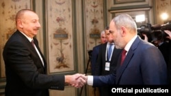 Президент Азербайджана Ильхам Алиев (слева) и премьер-министр Армении Никол Пашинян (архив)