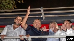 Lideri i partisë majtiste SMER-SSD dhe ish-kryeministri i Sllovakisë, Roberto Fico (i dyti nga e majta) duke e festuar fitoren në zgjedhjet parlamentare bashkë me anëtarët e partisë në Bratislavë, 1 tetor 2023.