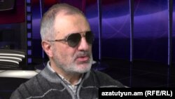 Алек Енигомшян в студии «Азатутюн ТВ» (архив)