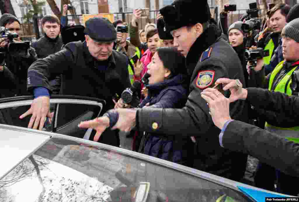Полиция Жанболат Мамайдың әйелі, "Жас Алаш" газетінің бас редакторы Инга Иманбайды ұстап, кейін қайта босатты. Осы аптаның басында бастамашыл топ билік "Демпартияның" құрылтай съезін өткізуге кедергі келтіріп жатыр деп мәлімдеген. 