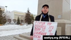 Белсенді Бекболат Өтебаев жалғыз адамдық пикет өткізіп тұр. Орал қаласы, наурыз 2021 жыл.