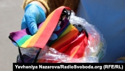 Волонтери роздавали учасникам акції захисні маски у кольорах веселки