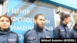 Активисты Союза офицеров требуют закрыть фотовыставку Джока Стёрджеса. 