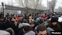 Գազային համաձայնագրերը չվավերացնելու պահանջով բողոքի ցույցը Ազգային ժողովի շենքի դիմաց, 23-ը դեկտեմբերի, 2013թ․