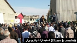 تجمع آذرماه کارگران نیشکر هفت‌تپه؛ یکی از کارگران می‌گوید ما از بدقولی‌ها و وعده‌های دروغ کارفرمای خصوصی شرکت نیشکر هفت‌تپه ناراضی هستیم.