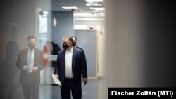A Miniszterelnöki Sajtóiroda által közreadott képen Orbán Viktor kormányfő érkezik a Kossuth Rádió stúdiójába 2021. március 5-én
