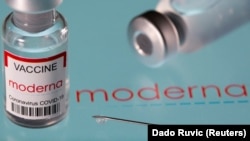 "Moderna coronavirus betegség (COVID-19) vakcina" feliratú injekciós üveg 2021. március 24-én