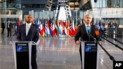 Министр иностранных дел Великобритании Дэвид Лемми (слева) и его французский коллега Жан-Ноэлем Барро