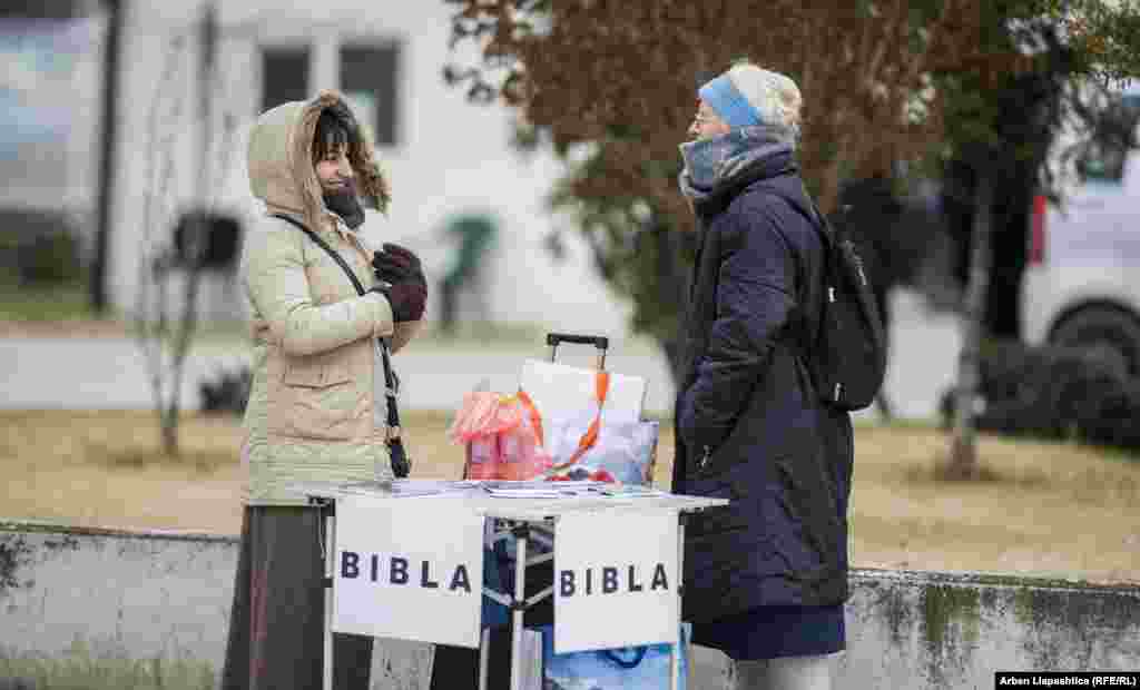 Женщина с Библией в Призрене. Христиане составляют меньшинство в Косове, 95 процентов населения – мусульмане (Photo by Basri Oruqaj)
