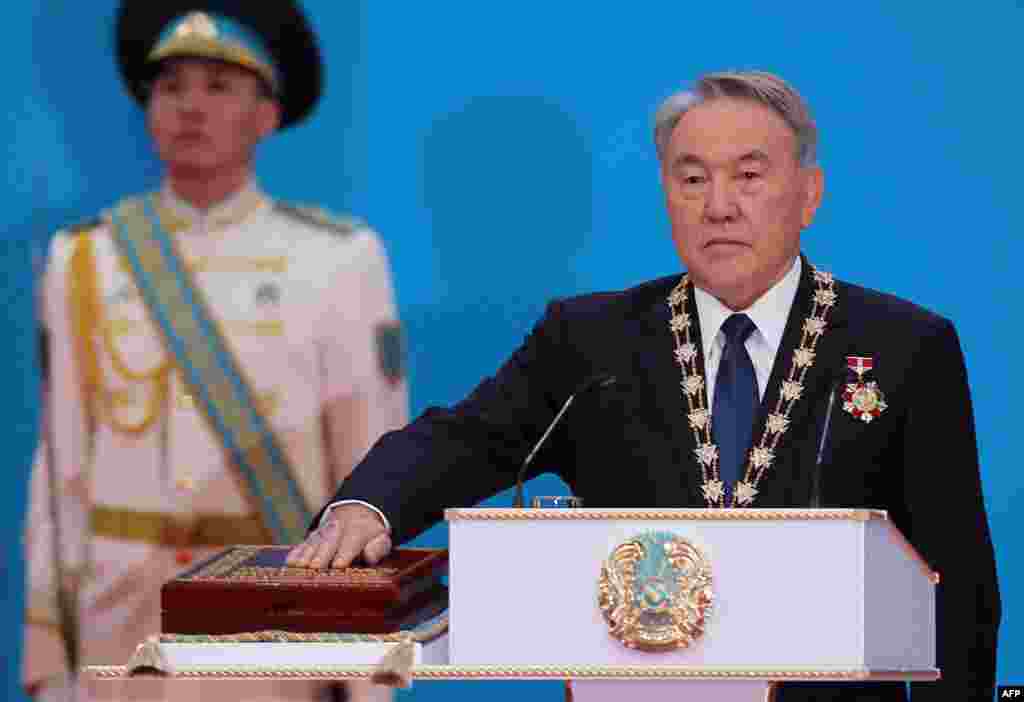 Конституцияда Қазақстан президенті қызметіне бір адам екі мерзімнен артық сайлана алмайды деген ереже бекітілді. Тәуелсіз Қазақстанның алғашқы конституциясын қабылдаған Жоғары кеңес те, одан кейін осы конституция бойынша 1994 жылы сайланған келесі Жоғары кеңес те мерзімінен бұрын таратылды. Парламенттің заң шығару өкілетін уақытша өзіне алған президент жаңа конституция жобасын әзірлеп, бүкілхалықтық референдумге ұсынды. Суретте: Қазақстан президенті болып кезекті мәрте сайланған Нұрсұлтан Назарбаев конституцияға қолын қойып, ант беріп тұр. Астана, 29 сәуір 2015 жыл.