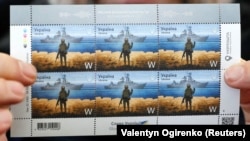 Почтовые марки Украины «Русский военный корабель, иди…! Слава Україне!», введенные в обращение 12 апреля 2022 года. На них изображен российский крейсер «Москва», предлагавший сдаться защитникам острова Змеиный, и по которому украинские военные нанесли ракетный удар 13 апреля