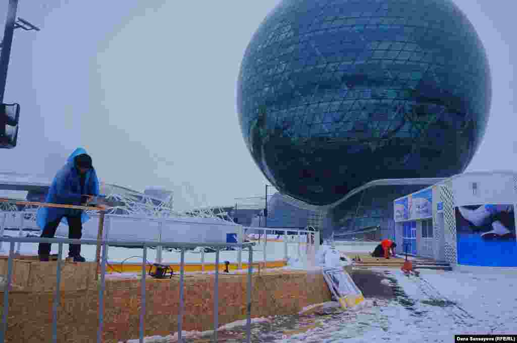 Запуск катка на территории EXPO планировался 11 ноября, но организаторы сдвинули дату открытия «из-за погодных условий». На этом катке будет располагаться «главная елка страны», сообщает директор департамента коммерциализации национальной компании "Астана ЭКСПО-2017" Даулет Еркимбаев. 