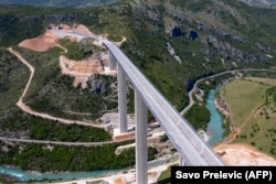 Légi felvételen a Boljare autópálya szakasza Mateševo közelében 2021. május 11-én