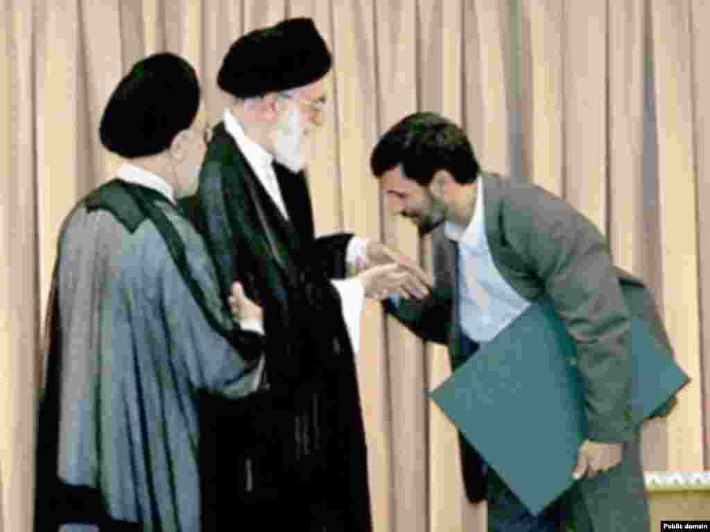 İranın prezidenti Mahmud Ahmadinejad bu ölkənin ali dini lideri Ayatollah Ali Khamenei-nin əli öpür. 2005-ci il. 