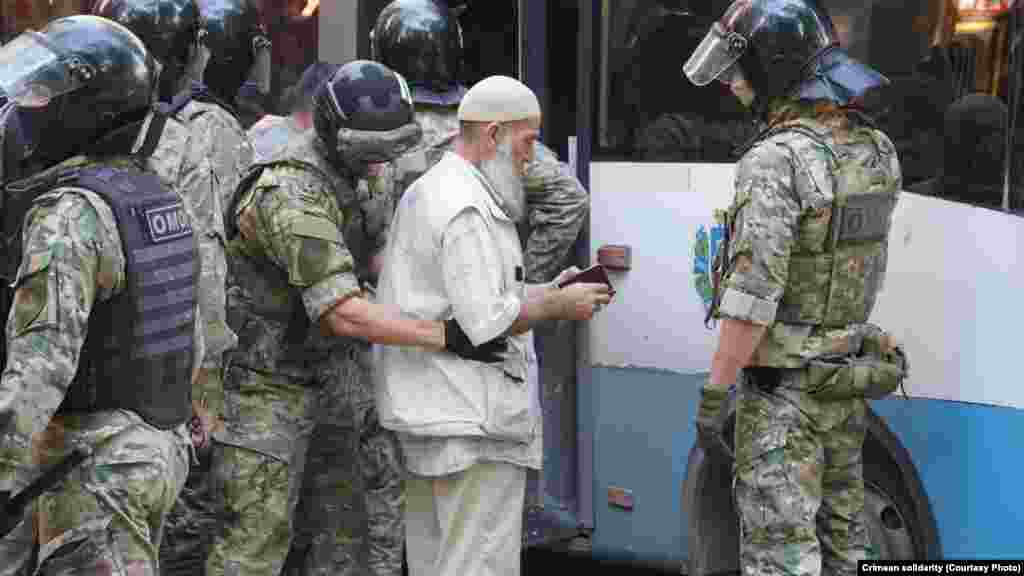 Співробітники ОМОН затримують та оглядають кримського татарина біля будівлі ФСБ. Він – один з тих, хто 4 вересня прийшов до будівлі ФСБ, щоб дізнатися про долю викрадених під час обшуків 3-4 вересня кримських татар