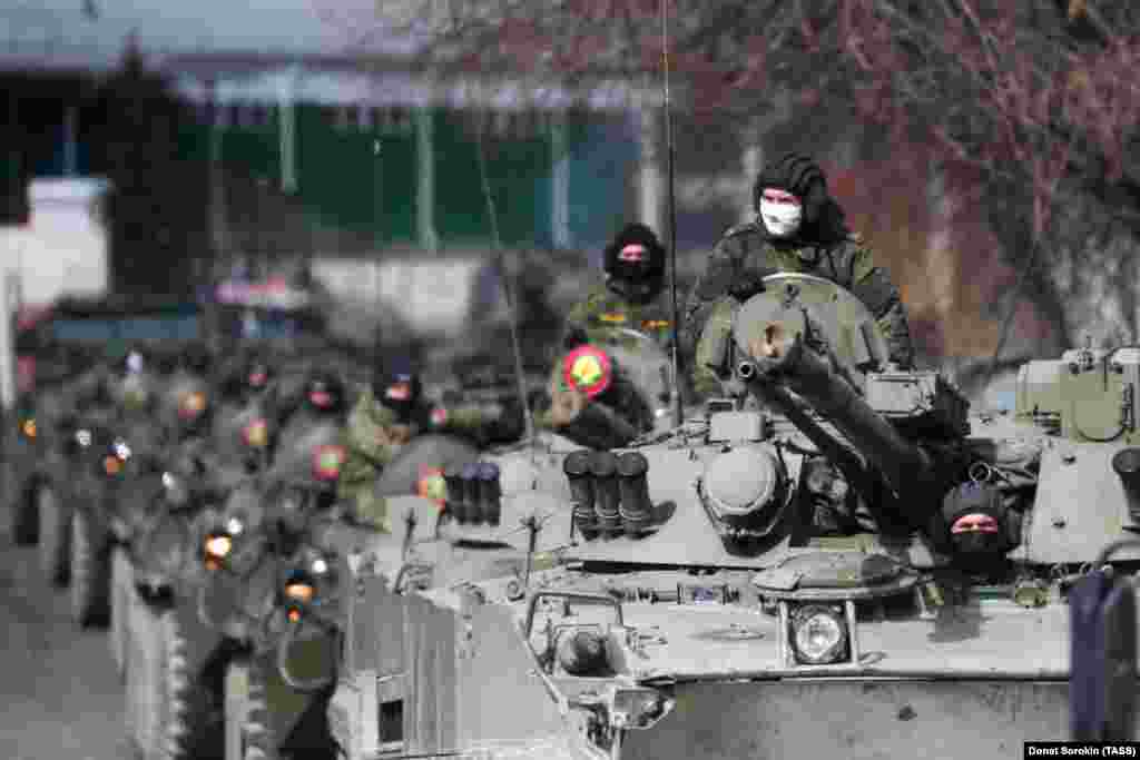 Маскирани руски војници возат оклопни возила во Екатеринбург за време на пробите на парадата на Денот на победата на 14 април. 