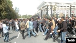 Ак үйдүн алдындагы тополоң, 3-октябрь.