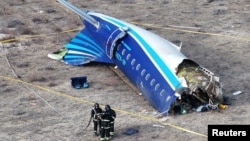На месте крушения самолёта Azerbaijan Airlines, летевшего из Баку в Грозный