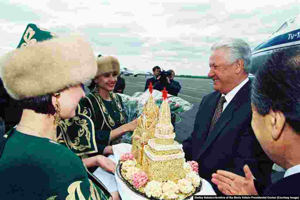 1994 жылғы мамырда Татарстанға келген Борис Ельцинге татардың ұлттық дәмі чак-чакты ұсынып тұр.