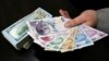 Valuta turke lira dhe disa dollarë amerikanë.