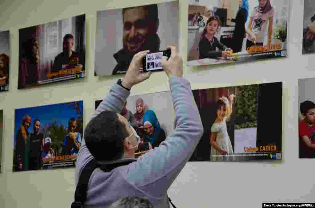 Национальный союз журналистов Украины 28 декабря в Киеве представил фотовыставку «Гражданские журналисты важны» в знак солидарности с преследуемыми в Крыму гражданскими журналистами и их семьями. Фотографии рассказывают истории десяти заключенных крымскотатарских гражданских журналистов и их семей. Также на фото – журналист проекта Радiо Свобода Крым.Реалии Владислав Есипенко; журналист, первый заместитель председателя Меджлиса крымскотатарского народа Нариман Джелял, гражданский журналист, соучредитель движения «Крымская солидарность» Нариман Мемедеминов и политический заключенный Кремля, крымский журналист Николай Семена